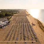 公寓 Coastal Seaside Calm With Balcony 比比翁