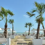 公寓 Coastal Seaside Calm With Balcony *