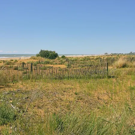 公寓 Coastal Seaside Calm With Balcony
