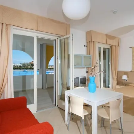 Coastal Seaside Calm With Balcony 公寓