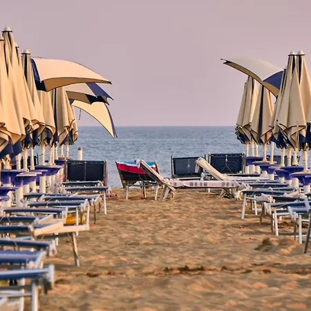Apartment Coastal Seaside Calm With Balcony